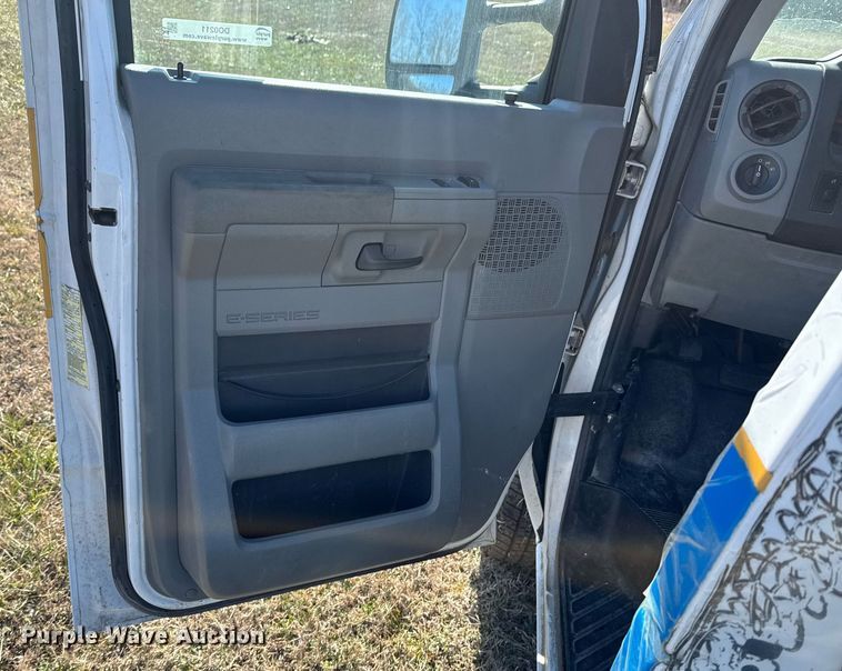 image for item DO0211 2009 Ford E450 van cab and chassis