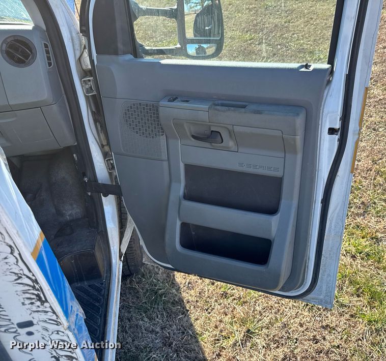 image for item DO0211 2009 Ford E450 van cab and chassis