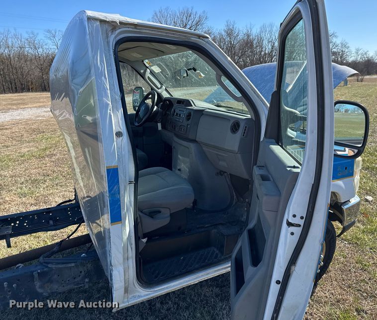 image for item DO0211 2009 Ford E450 van cab and chassis