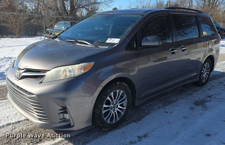image for item DO7733 2018 Toyota Sienna XLE van