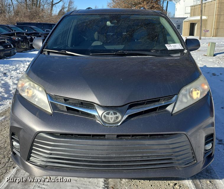 image for item DO7733 2018 Toyota Sienna XLE van