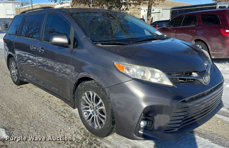 image for item DO7733 2018 Toyota Sienna XLE van