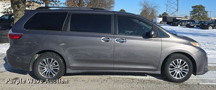 image for item DO7733 2018 Toyota Sienna XLE van