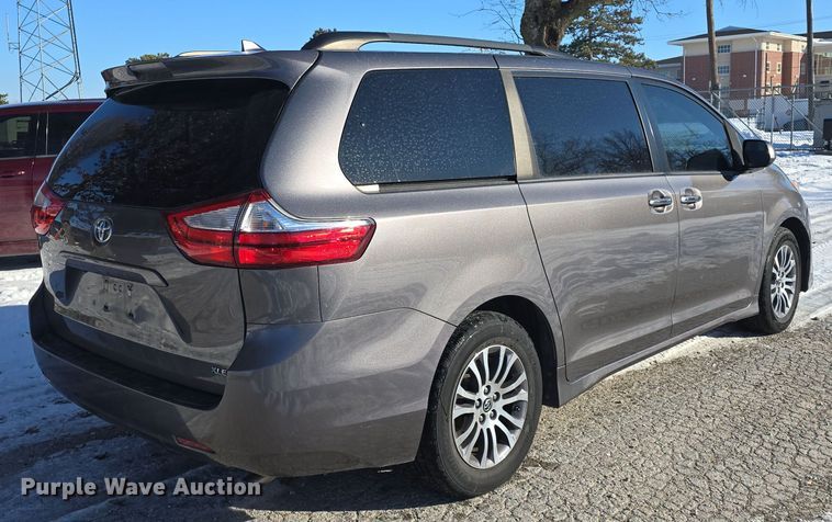 image for item DO7733 2018 Toyota Sienna XLE van