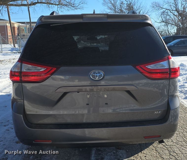 image for item DO7733 2018 Toyota Sienna XLE van