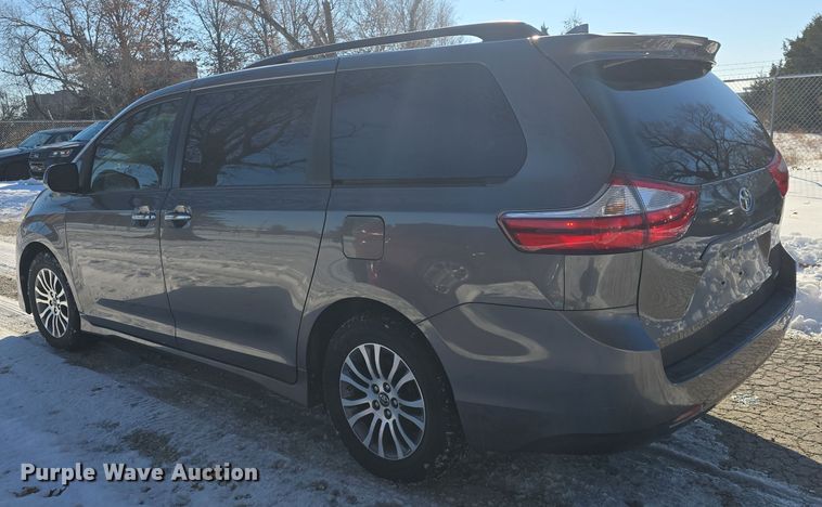 image for item DO7733 2018 Toyota Sienna XLE van