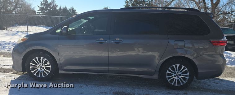 image for item DO7733 2018 Toyota Sienna XLE van