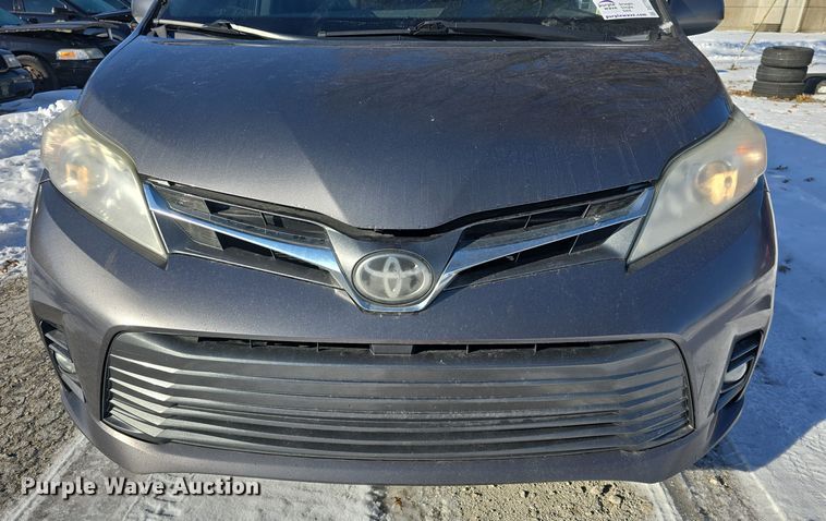 image for item DO7733 2018 Toyota Sienna XLE van