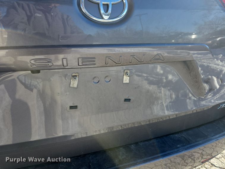 image for item DO7733 2018 Toyota Sienna XLE van