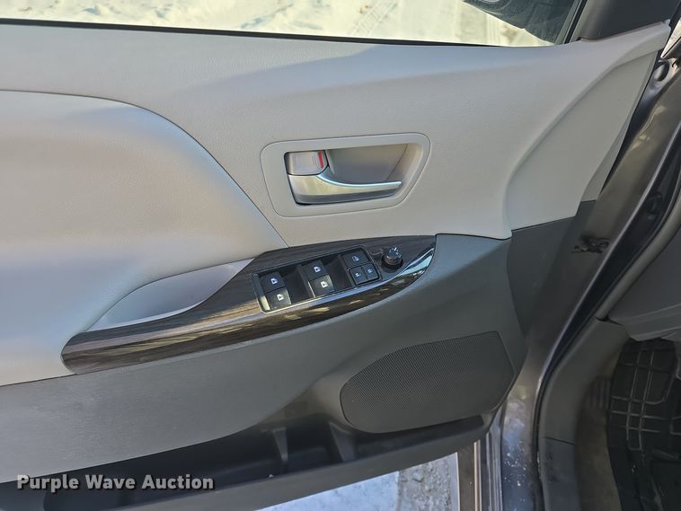 image for item DO7733 2018 Toyota Sienna XLE van