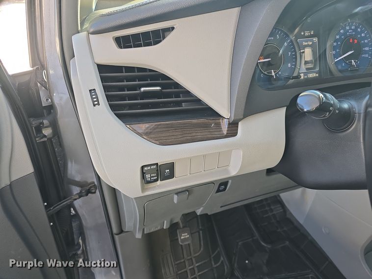 image for item DO7733 2018 Toyota Sienna XLE van