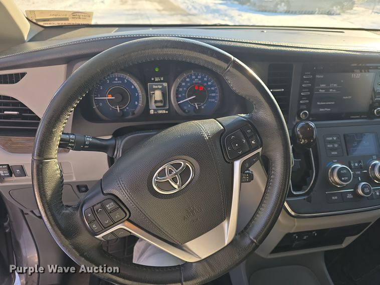 image for item DO7733 2018 Toyota Sienna XLE van