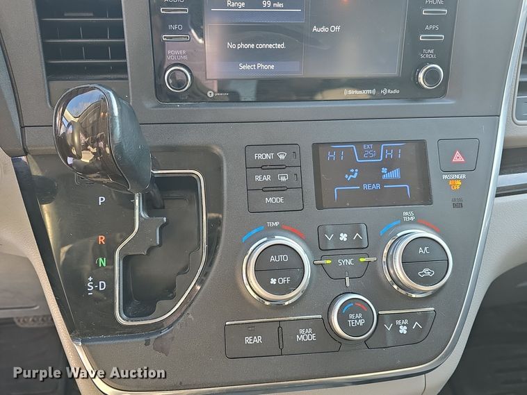 image for item DO7733 2018 Toyota Sienna XLE van