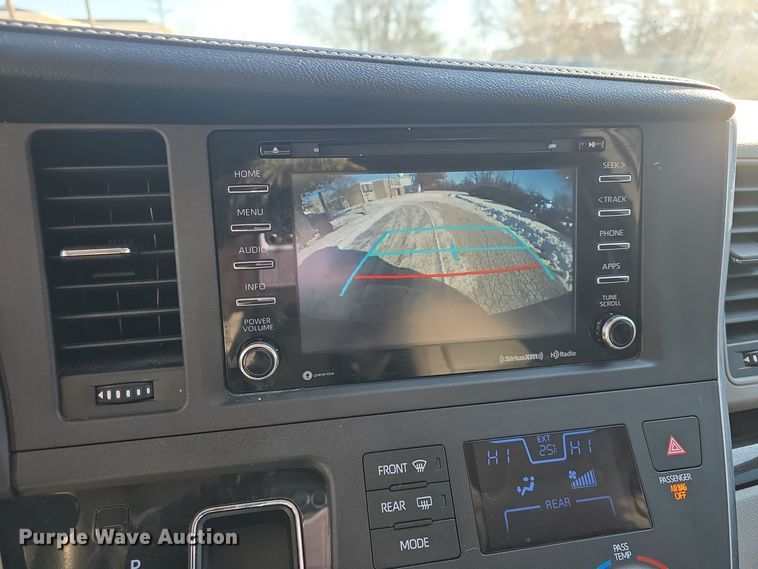 image for item DO7733 2018 Toyota Sienna XLE van