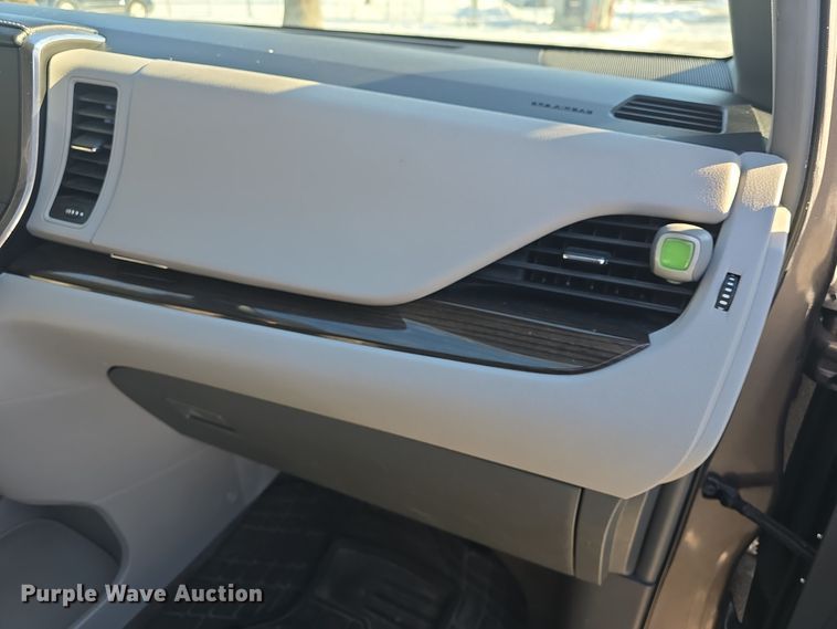 image for item DO7733 2018 Toyota Sienna XLE van