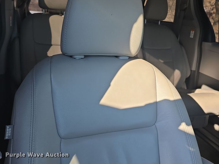 image for item DO7733 2018 Toyota Sienna XLE van