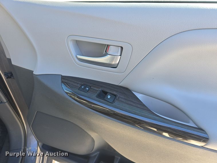 image for item DO7733 2018 Toyota Sienna XLE van