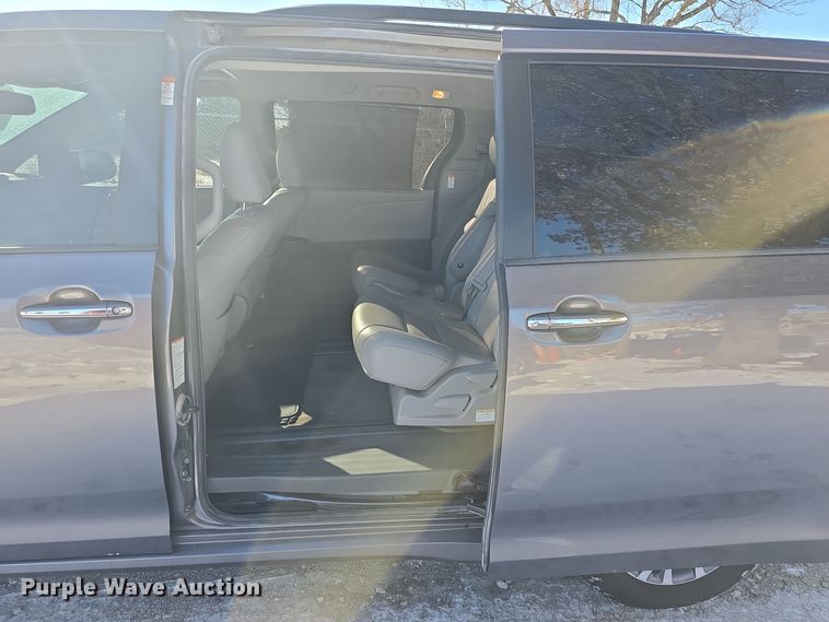 image for item DO7733 2018 Toyota Sienna XLE van