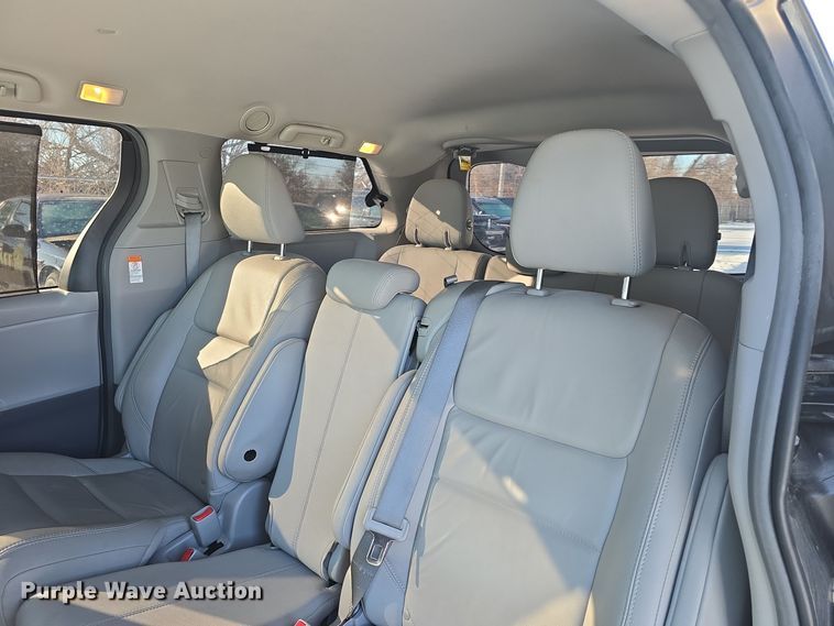 image for item DO7733 2018 Toyota Sienna XLE van