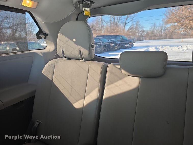 image for item DO7733 2018 Toyota Sienna XLE van