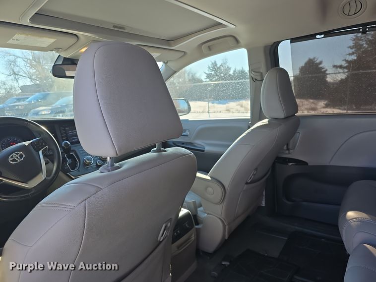 image for item DO7733 2018 Toyota Sienna XLE van