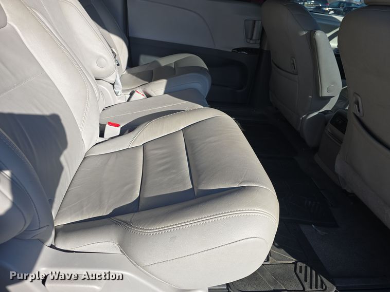 image for item DO7733 2018 Toyota Sienna XLE van