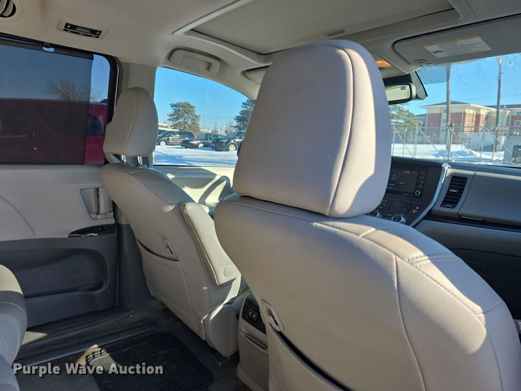 image for item DO7733 2018 Toyota Sienna XLE van