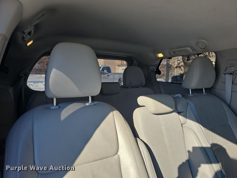 image for item DO7733 2018 Toyota Sienna XLE van