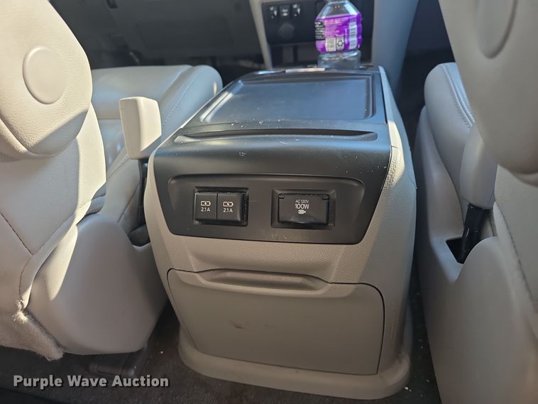 image for item DO7733 2018 Toyota Sienna XLE van