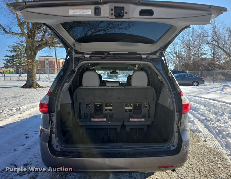 image for item DO7733 2018 Toyota Sienna XLE van