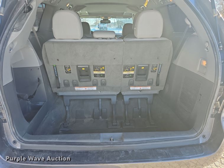 image for item DO7733 2018 Toyota Sienna XLE van