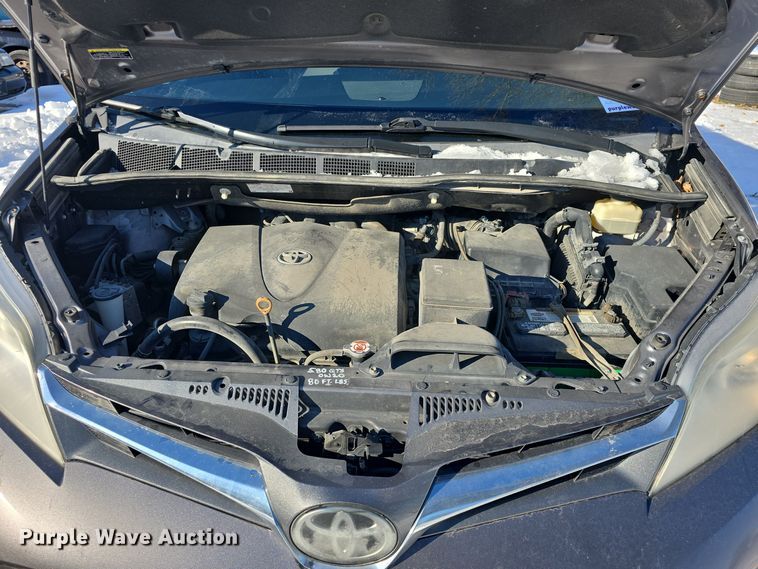 image for item DO7733 2018 Toyota Sienna XLE van