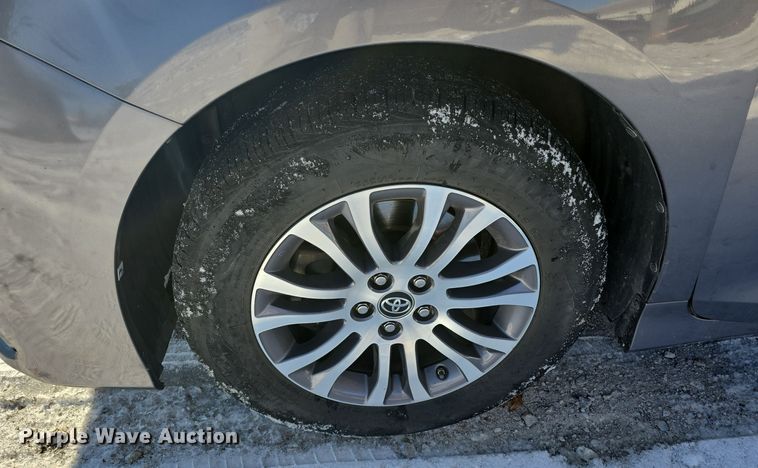 image for item DO7733 2018 Toyota Sienna XLE van