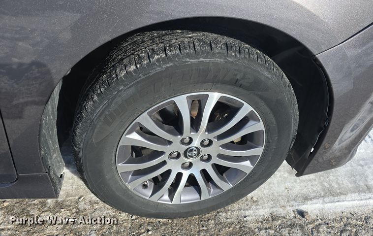 image for item DO7733 2018 Toyota Sienna XLE van