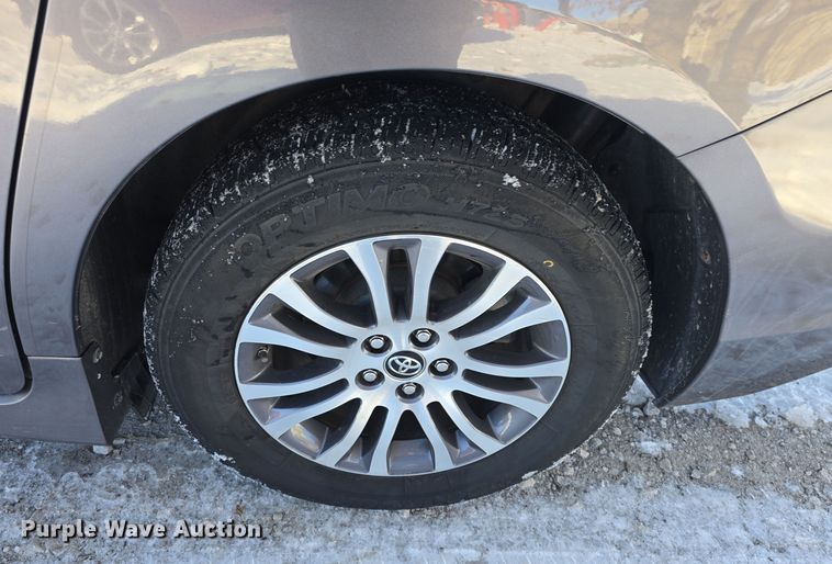 image for item DO7733 2018 Toyota Sienna XLE van