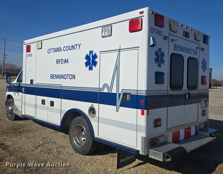 image for item DO7739 1995 Ford E350 ambulance