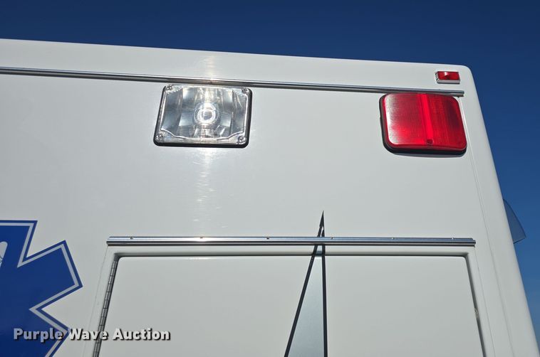 image for item DO7739 1995 Ford E350 ambulance