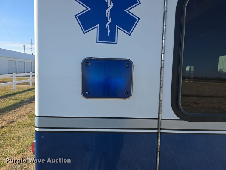image for item DO7739 1995 Ford E350 ambulance