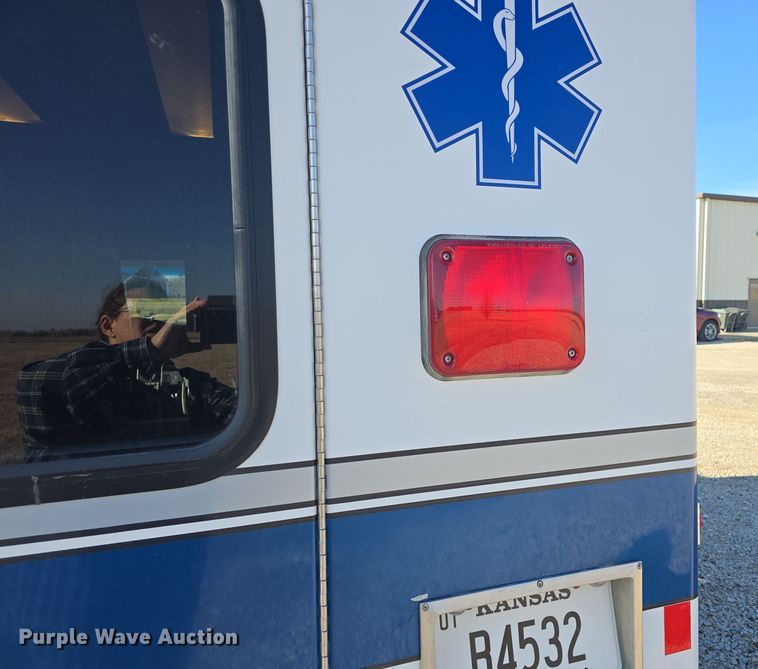 image for item DO7739 1995 Ford E350 ambulance