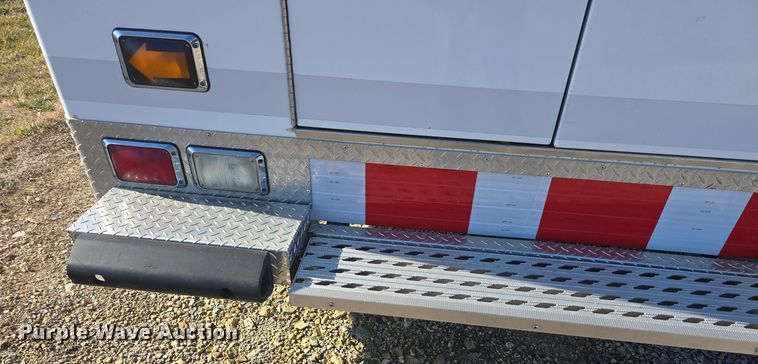 image for item DO7739 1995 Ford E350 ambulance