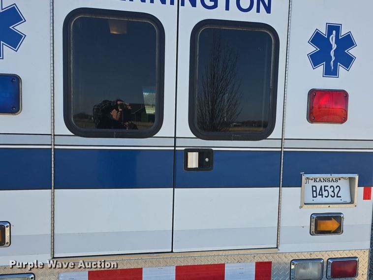 image for item DO7739 1995 Ford E350 ambulance