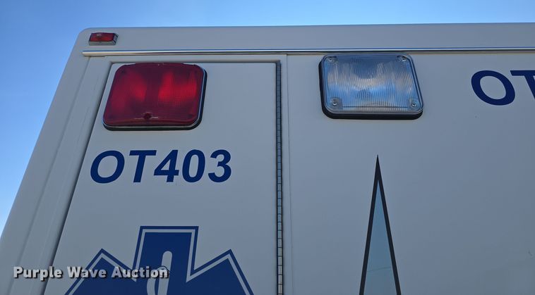 image for item DO7739 1995 Ford E350 ambulance