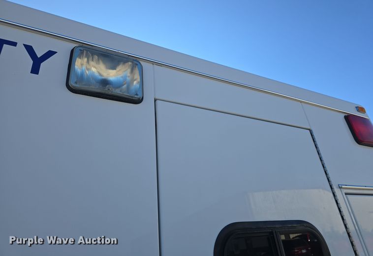 image for item DO7739 1995 Ford E350 ambulance