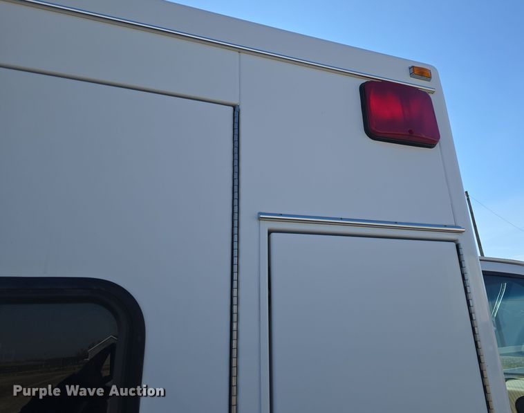 image for item DO7739 1995 Ford E350 ambulance