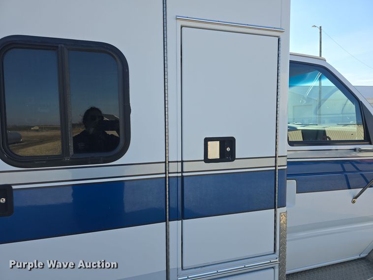 image for item DO7739 1995 Ford E350 ambulance