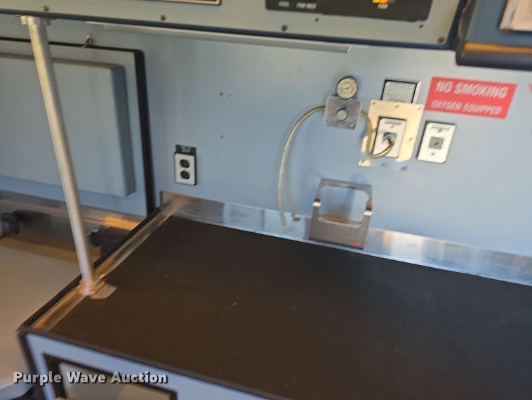 image for item DO7739 1995 Ford E350 ambulance