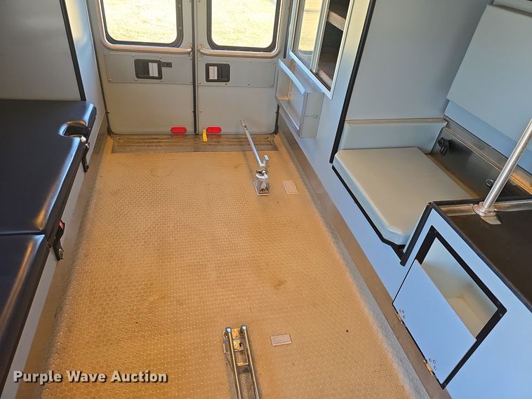 image for item DO7739 1995 Ford E350 ambulance