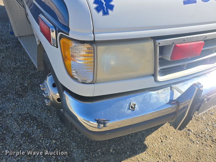 image for item DO7739 1995 Ford E350 ambulance
