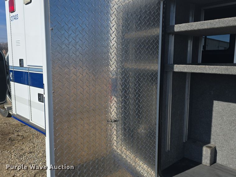 image for item DO7739 1995 Ford E350 ambulance