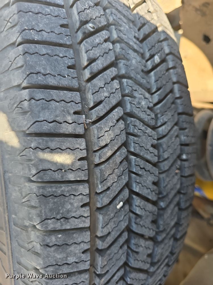 image for item DO7739 1995 Ford E350 ambulance